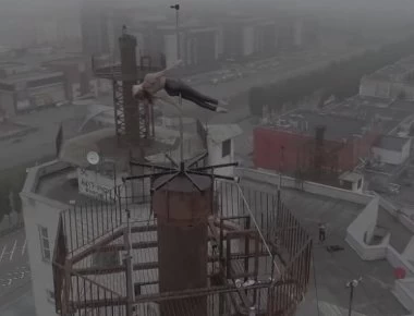 Pole dancing στην κορυφή 16οροφου κτιρίου κόβει την ανάσα